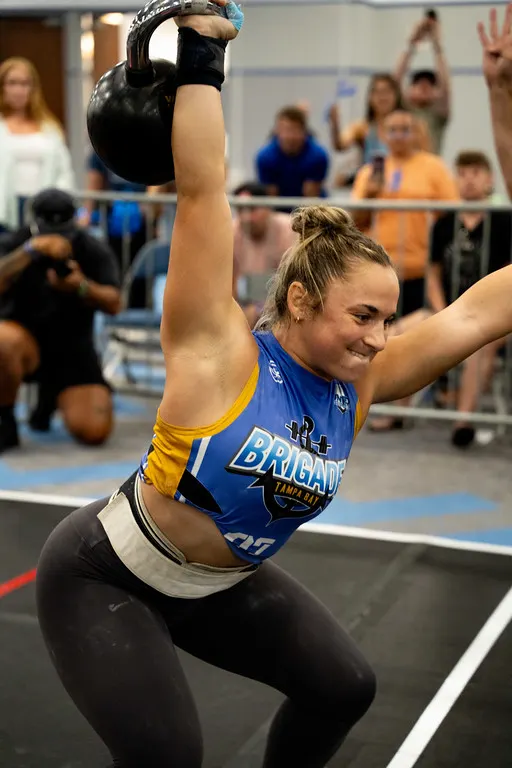 Isabella Carvalho kettlebell snatch