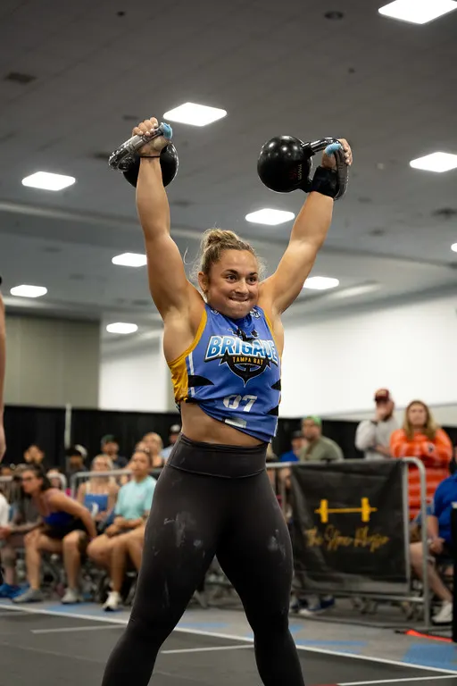 Isabella Carvalho kettlebell clean